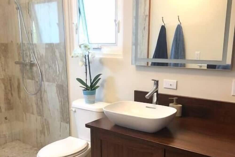 Photo of Bathroom in Estate Parcel of Gift and Regenback