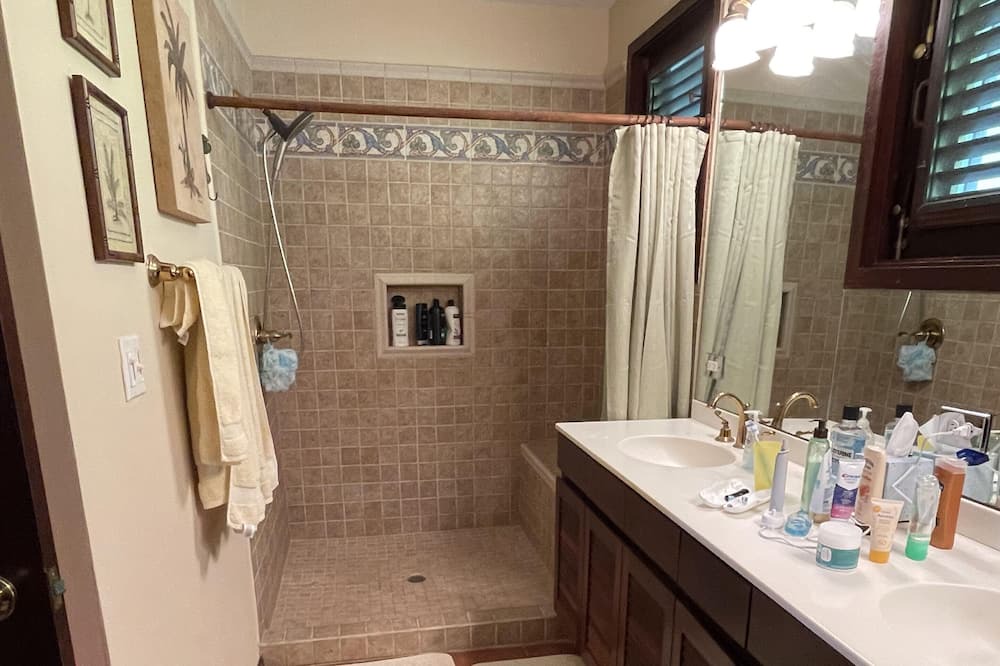 Photo of Bathroom in Estate River