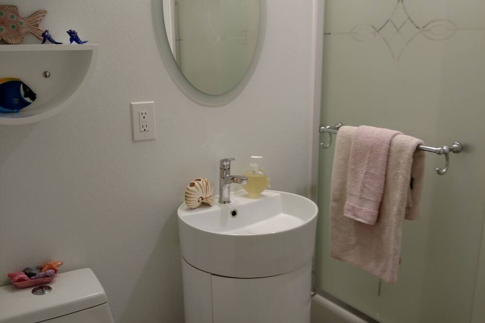 Photo of Bathroom in Estate Golden Rock