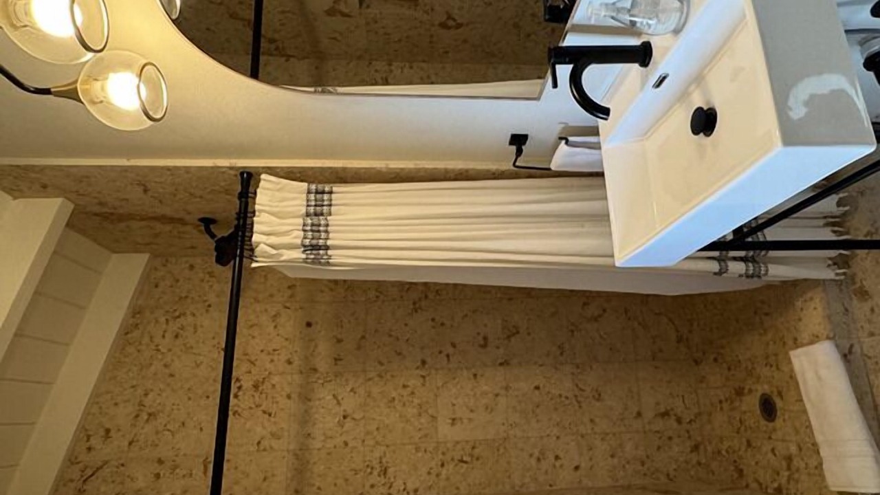 Photo of Bathroom in Estate Queens Quarter