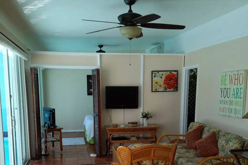 Photo of Livingroom in Estate Smith Bay