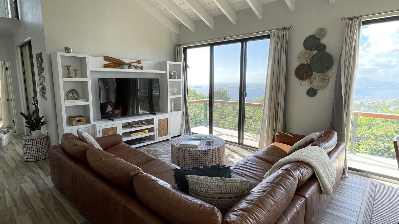 Photo of Livingroom in Estate Parcel of Gift and Regenback