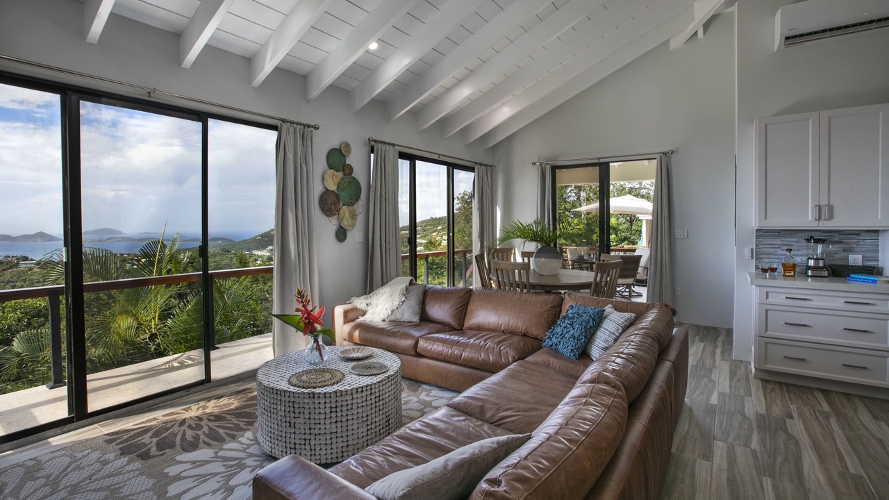 Photo of Livingroom in Estate Parcel of Gift and Regenback