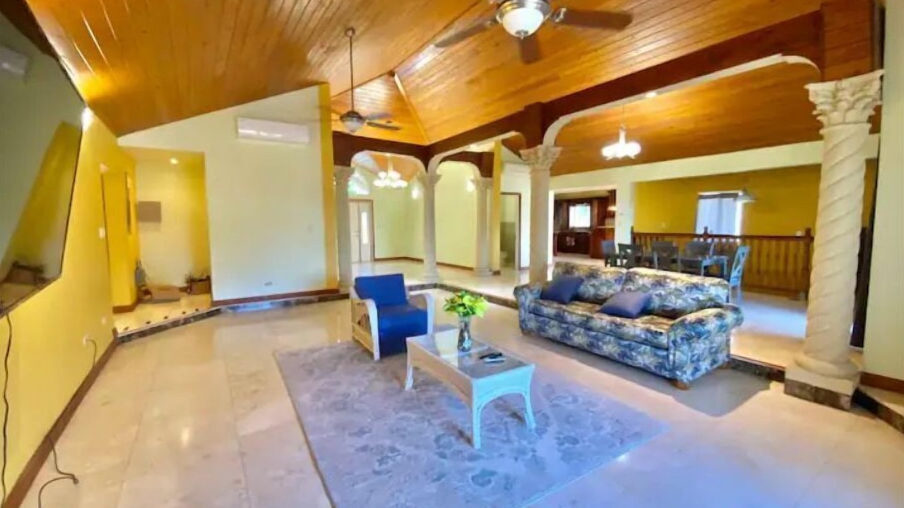 Photo of Livingroom in Estate Mount Pleasant East 1