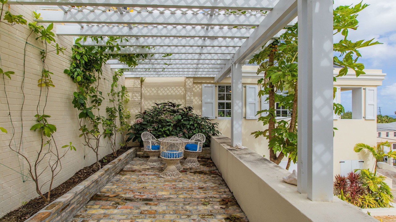 Photo of Patio Balcony in Estate East Street