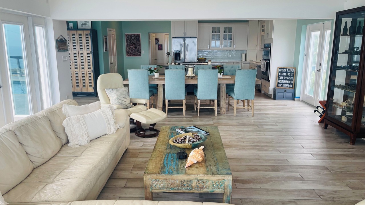 Photo of Livingroom in Estate Frenchman Bay
