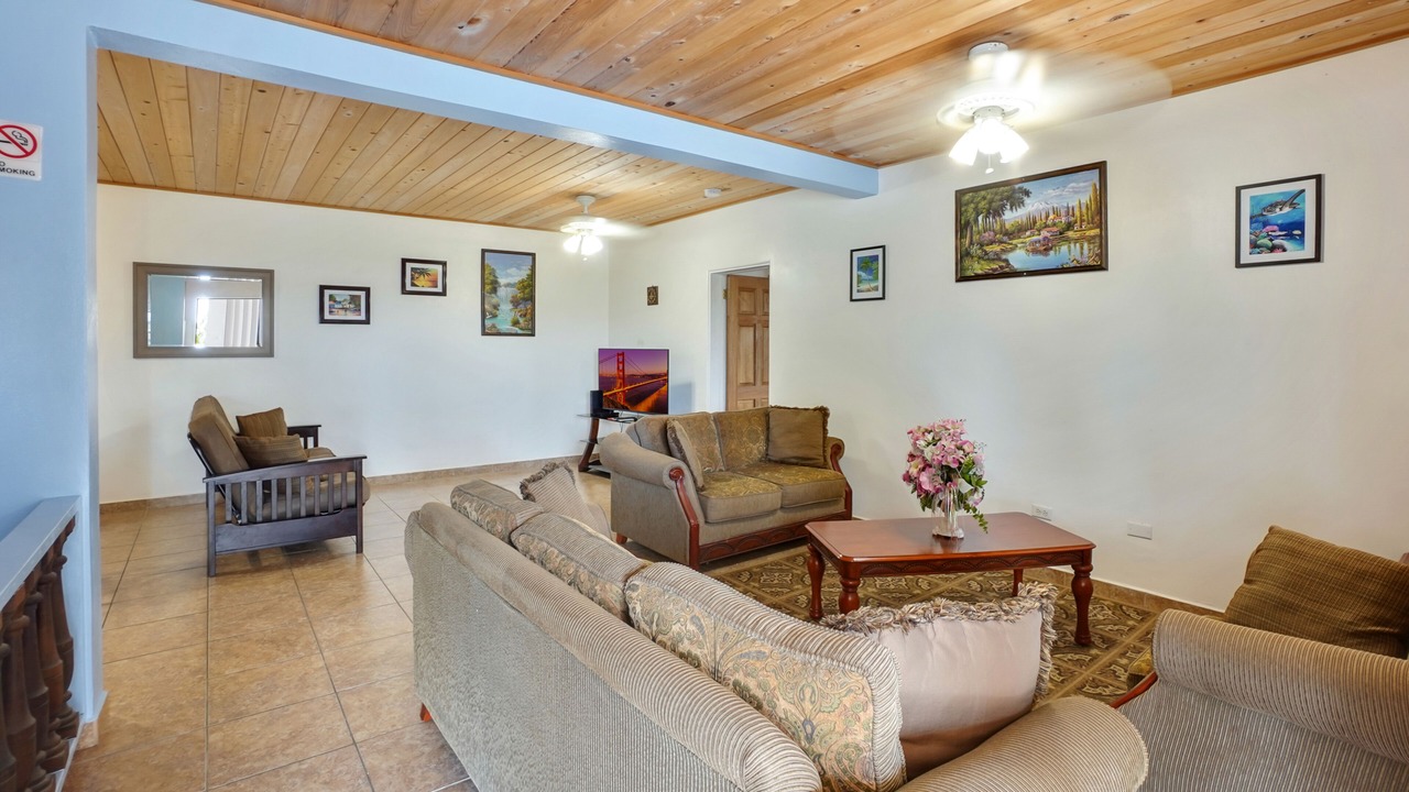 Photo of Livingroom in Estate Barren Spot 2