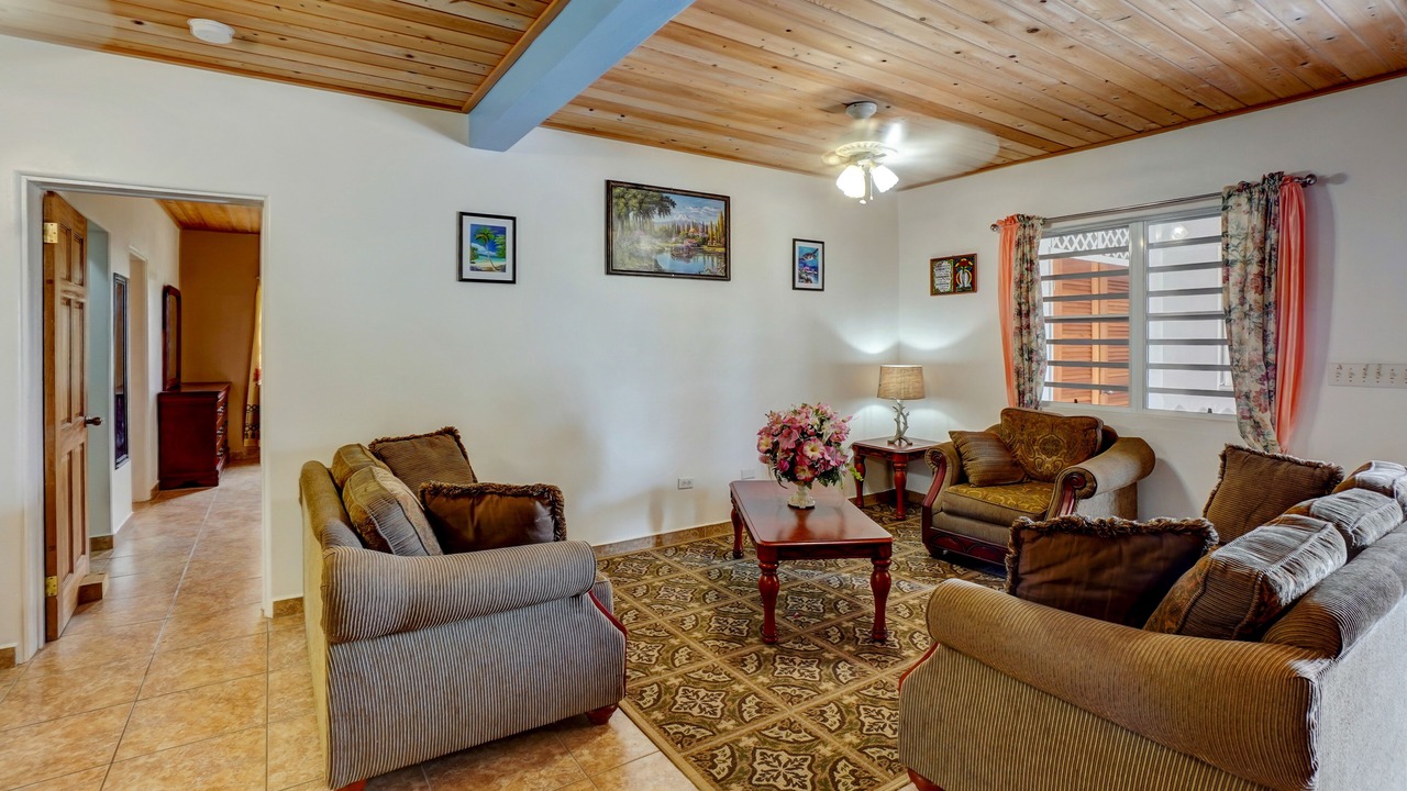 Photo of Livingroom in Estate Barren Spot 2