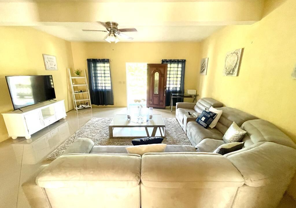 Photo of Livingroom in Estate Work and Rest