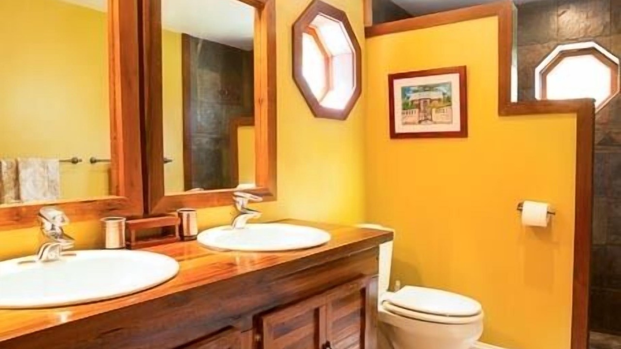 Photo of Bathroom in Estate Hull