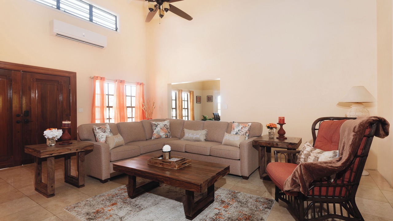 Photo of Livingroom in Estate Hermon Hill