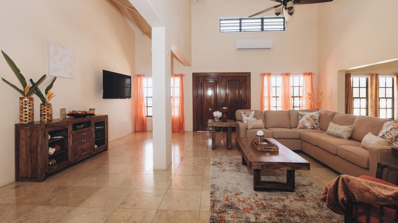 Photo of Livingroom in Estate Hermon Hill