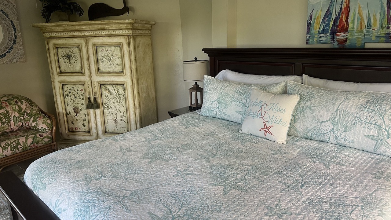 Photo of Bedroom in Estate Parcel of Gift and Regenback