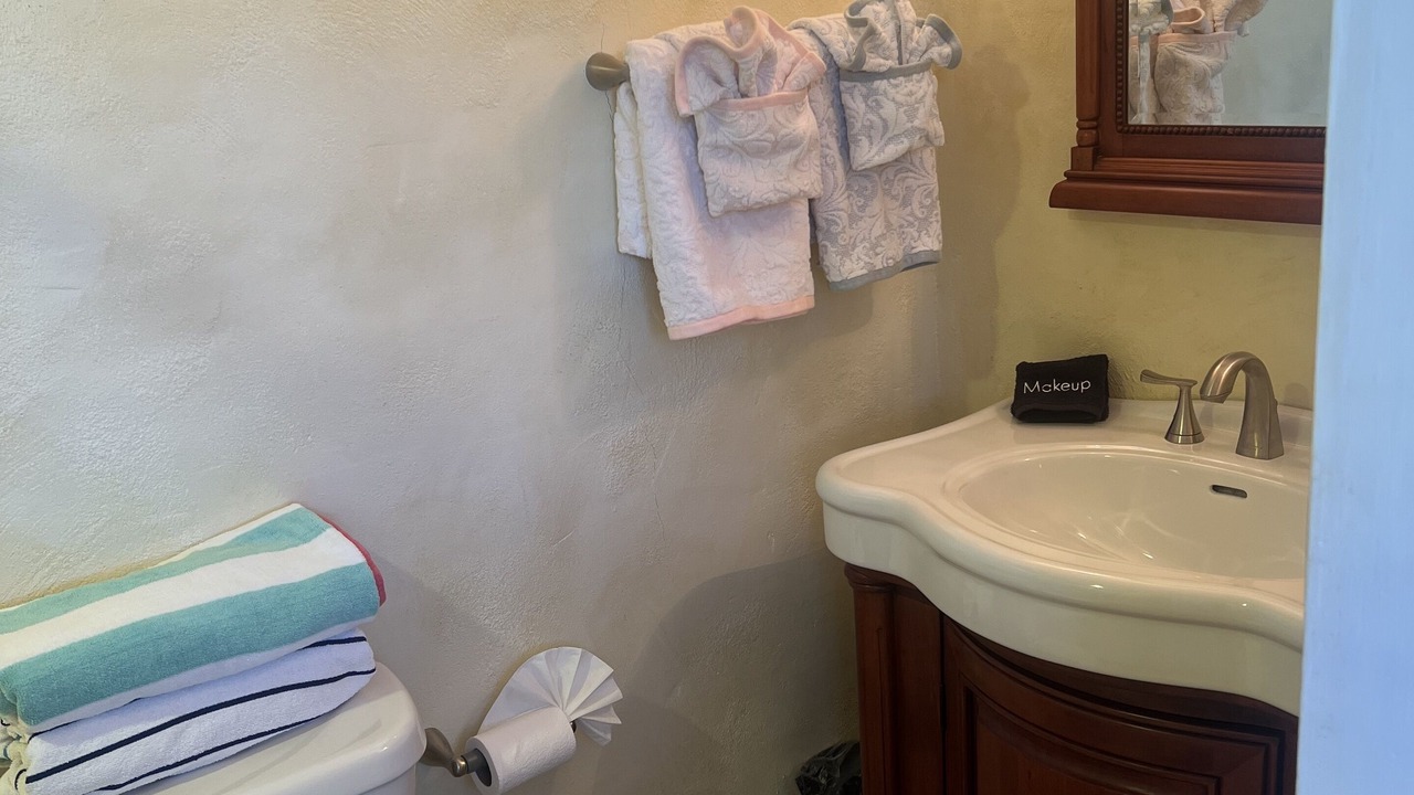 Photo of Bathroom in Estate Parcel of Gift and Regenback