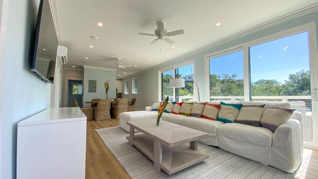Photo of Livingroom in Estate Frenchman Bay
