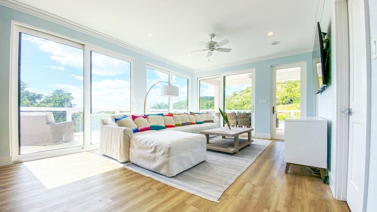 Photo of Livingroom in Estate Frenchman Bay