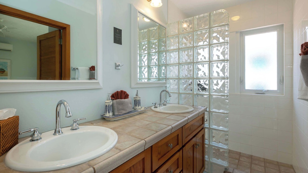 Photo of Bathroom in Point Rendezvous