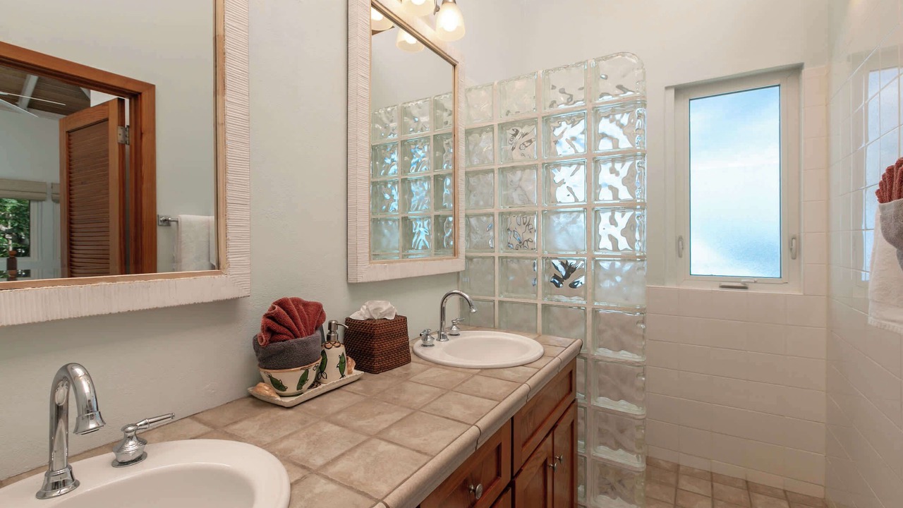 Photo of Bathroom in Point Rendezvous