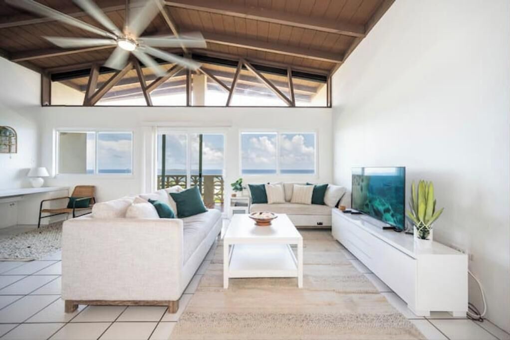 Photo of Livingroom in Estate Frenchman Bay