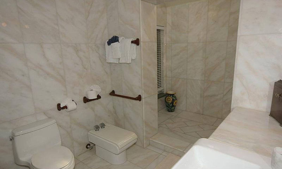 Photo of Bathroom in Estate Calabash Boom