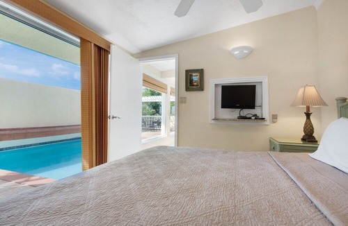 Red Hook Resort | Private Pool villa. Walk to Sapphire Beach
