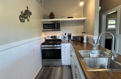 Seagrape Hill Cottage | 20% off! Affordable 1 Bed/1 bath cottage Near Skinny's