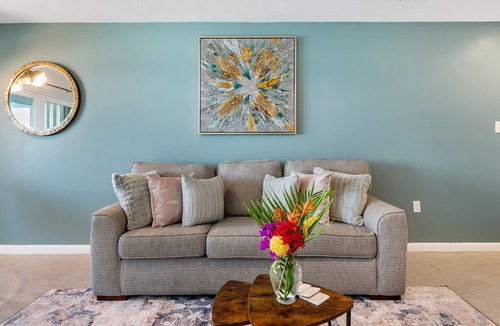 Bolongo Bay Condo | 1 bed, 1 bath, Ocean views, 3 Pools, Walk to Beach