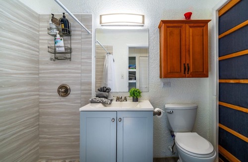 Bolongo Bay Condo | Budget friendly 2br condo - walk to the beach!