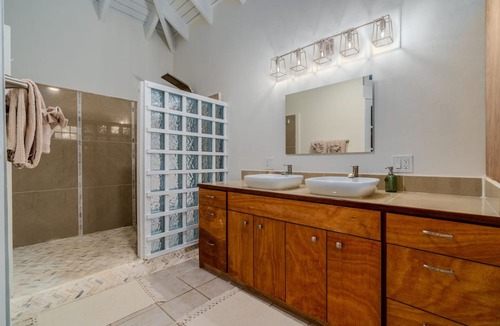 Estate Caret Bay House | 5BR Villa w/pool in peaceful residential neighborhood