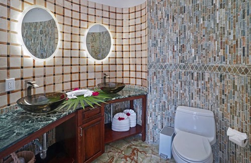 Peterborg Villa | Newly remodeled 4br cliffside with dramatic views!