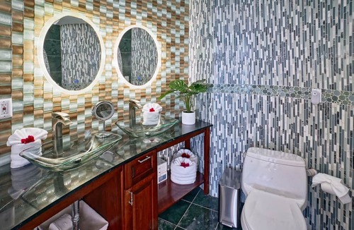 Peterborg Villa | Newly remodeled 4br cliffside with dramatic views!