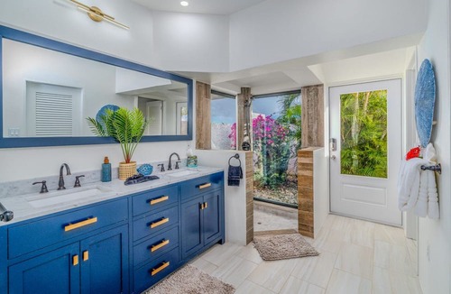 Estate Bakkero Villa | Sunset Sanctuary: Gorgeous 5br w/huge pool/deck & lots of space!