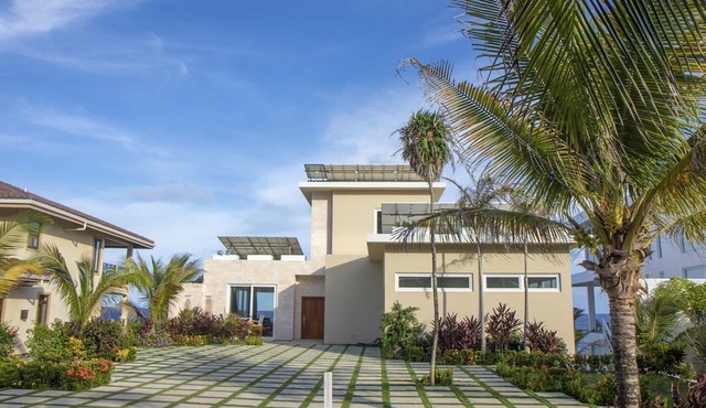 Stunning Oceanfront 5 Bed House w/ Infinity Pool in Bouvet Island