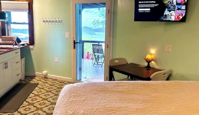 Magical Coral Bay Suite with Stunning Ocean Views A/C close to Beaches, shops