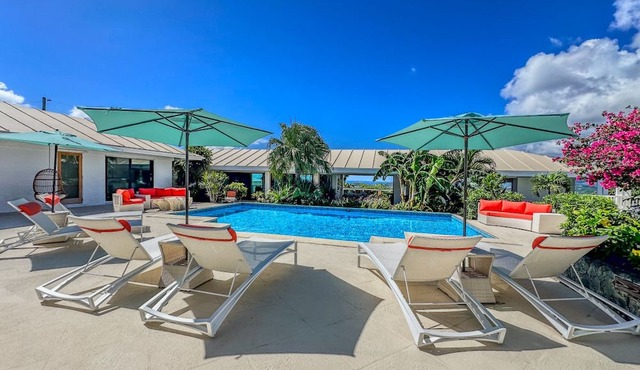 Sunset Sanctuary: Gorgeous 5br w/huge pool/deck & lots of space! in St. Thomas